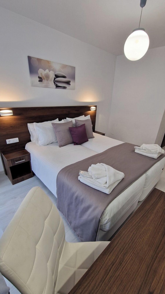 INTERNATIONAL ATENE HOTEL 7/48