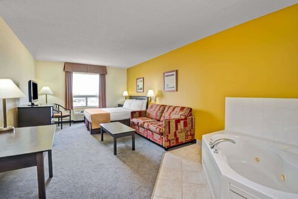 Super 8 by Wyndham Barrie South 33/45