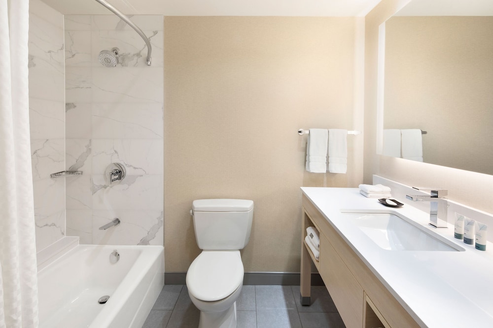 Westin Edmonton 8/40