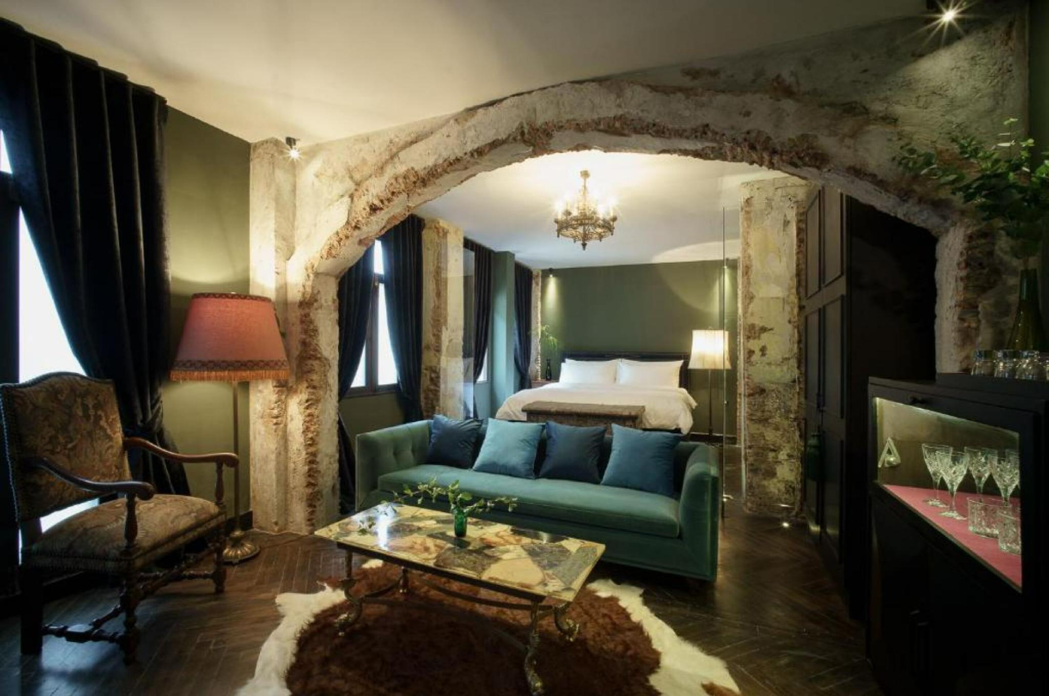SUITE, KING BED
