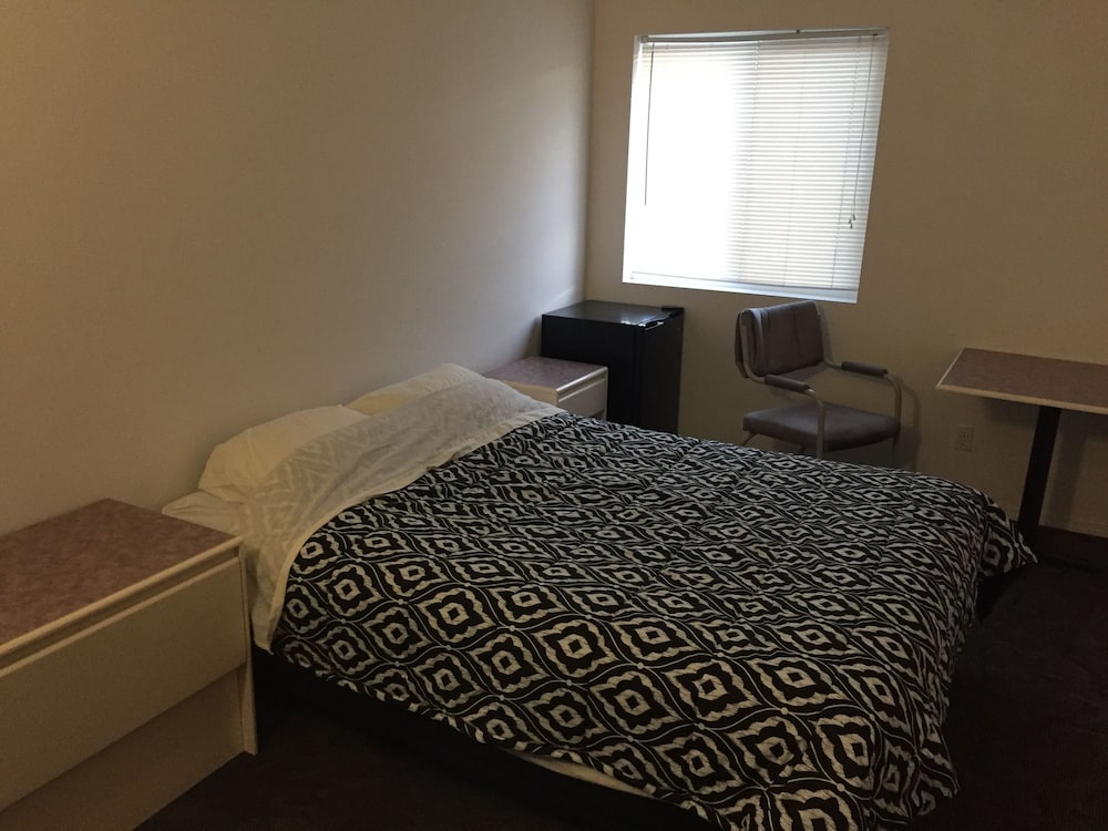 Invermere Hostel 4/30