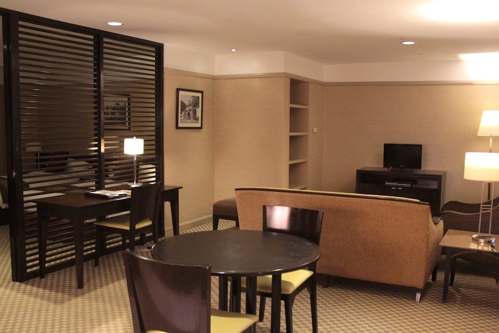 Pacific Regency Hotel Suites 62/70