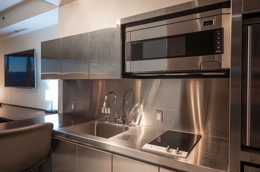 StripViewSuites at Palms Place 10/79