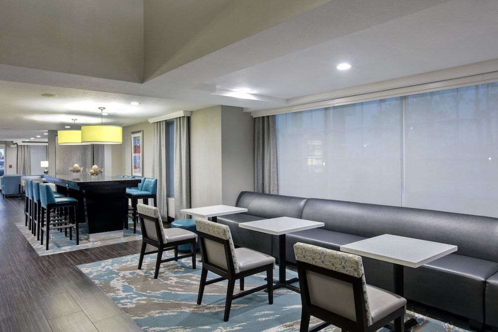 Hampton Inn and Suites Hermosa Beach 30/43