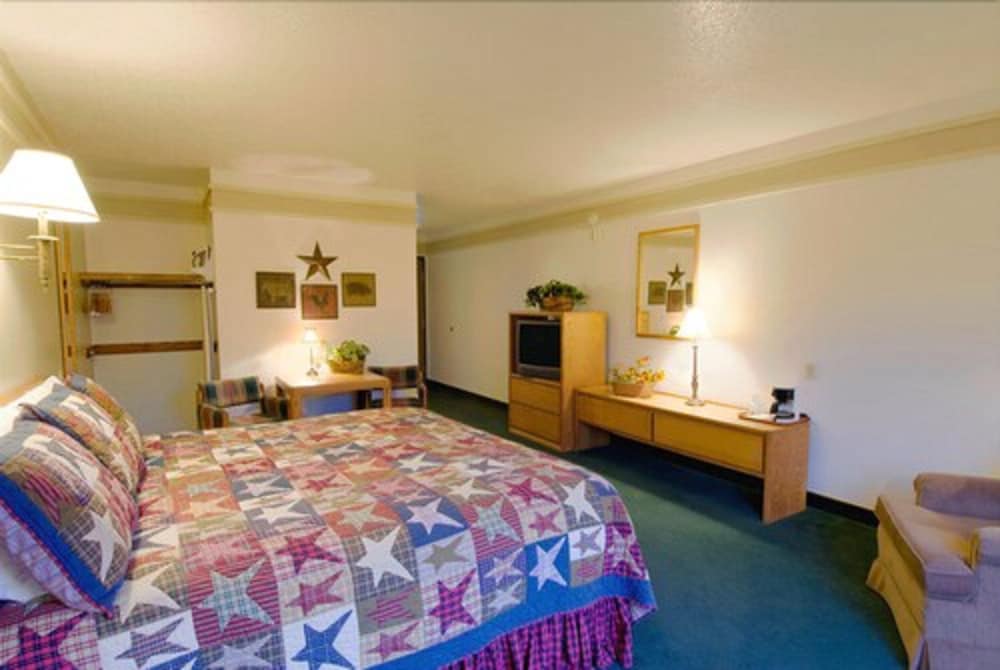 Covered Wagon Motel (ex Rodeway Inn Lusk) 18/50
