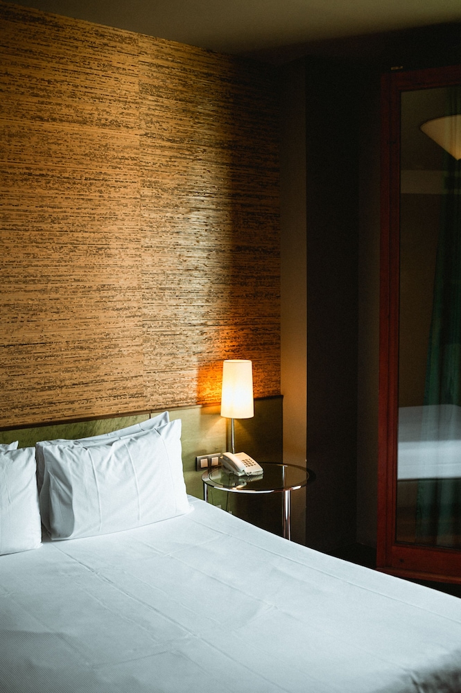 ROOM, DOUBLE BED