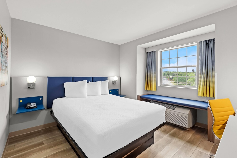 ROOM, QUEEN BED