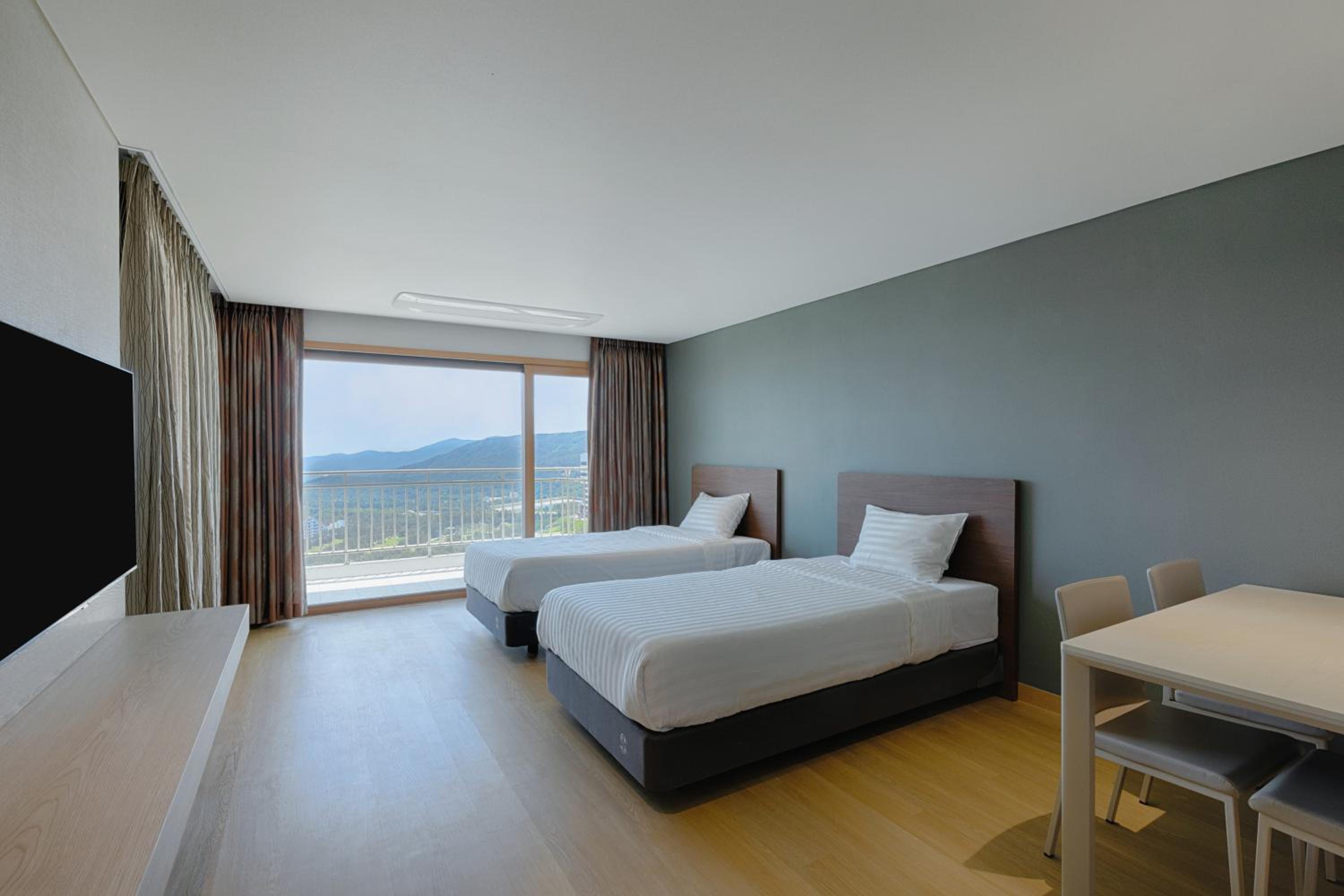 Sono Belle, East, Family, Mountain or Sea View