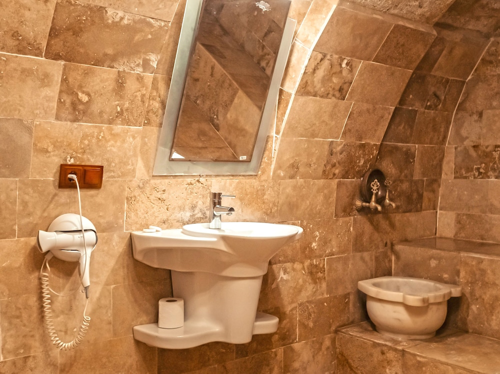 Larissa Cave Hotel 49/50