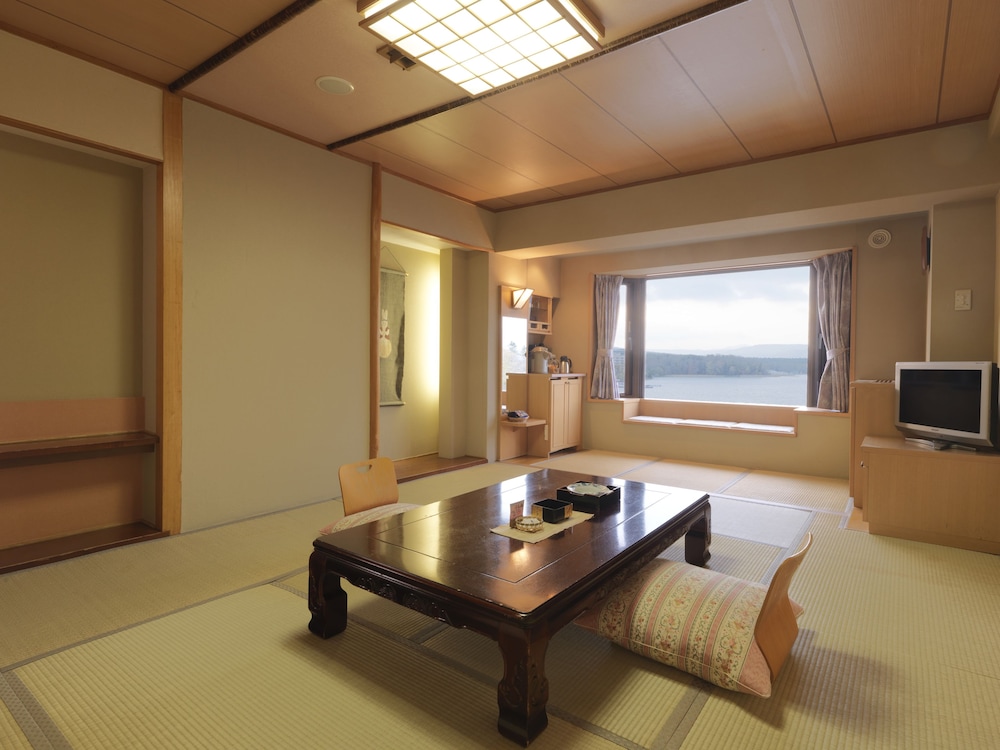 Japanese, 4 Futon Beds, Lake View