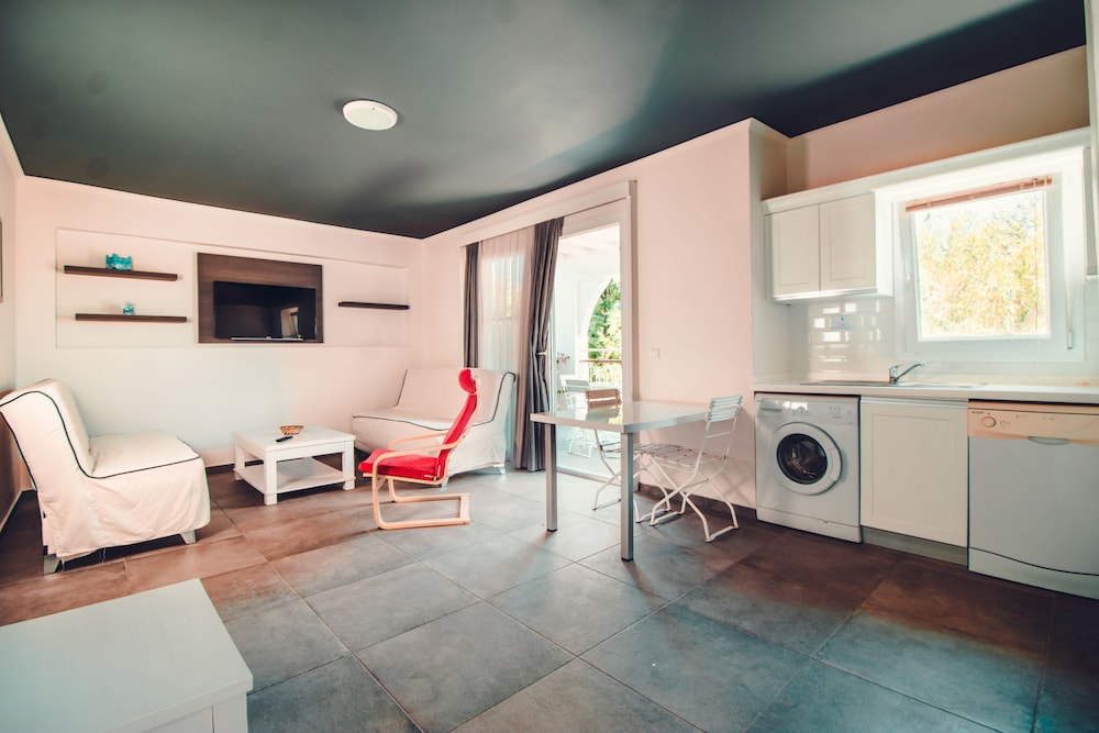 2 Bedrooms, Condo, Family, Twin Beds, Pool View, 2 Bathrooms, Sofa، Muskebi Apart 2/3