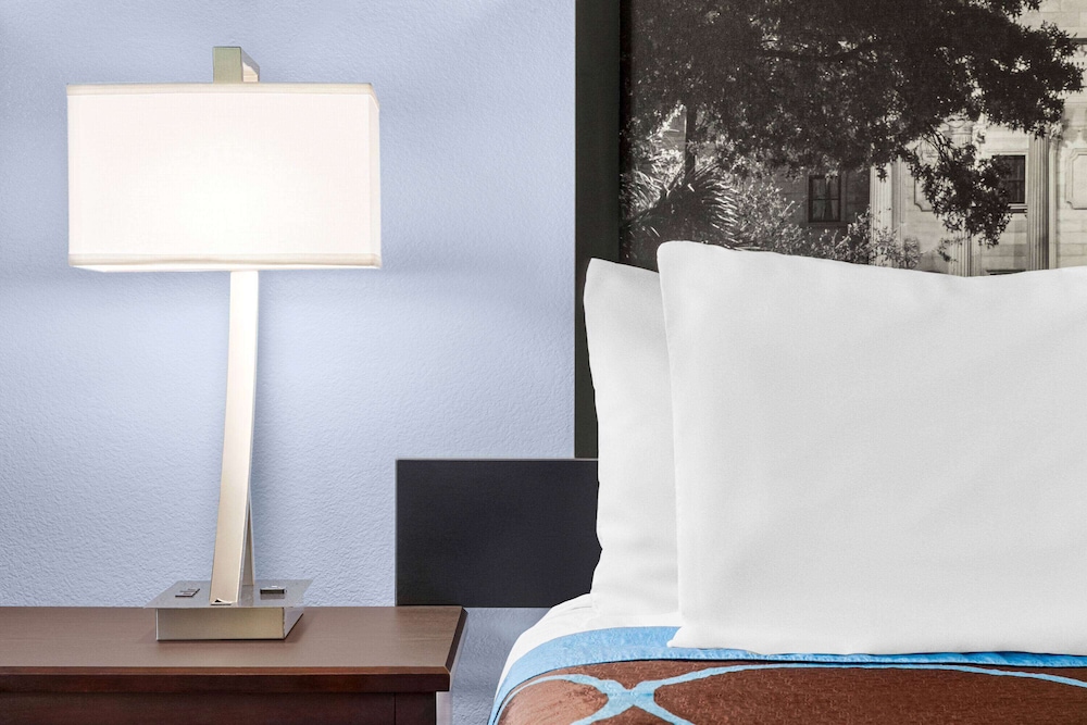 Super 8 by Wyndham Lenexa Overland Park/Mall Area 41/70