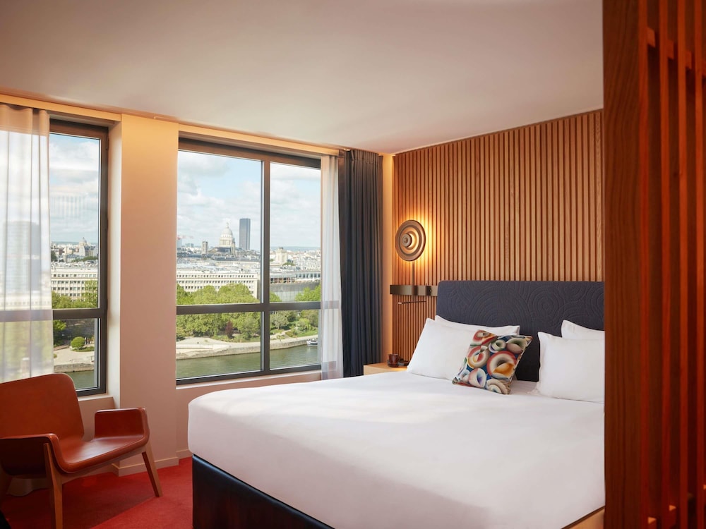 ICONIC, DOUBLE OR TWIN BED, EIFFEL TOWER AND SEINE RIVER VIEW, CITY SKYLINE VIEW