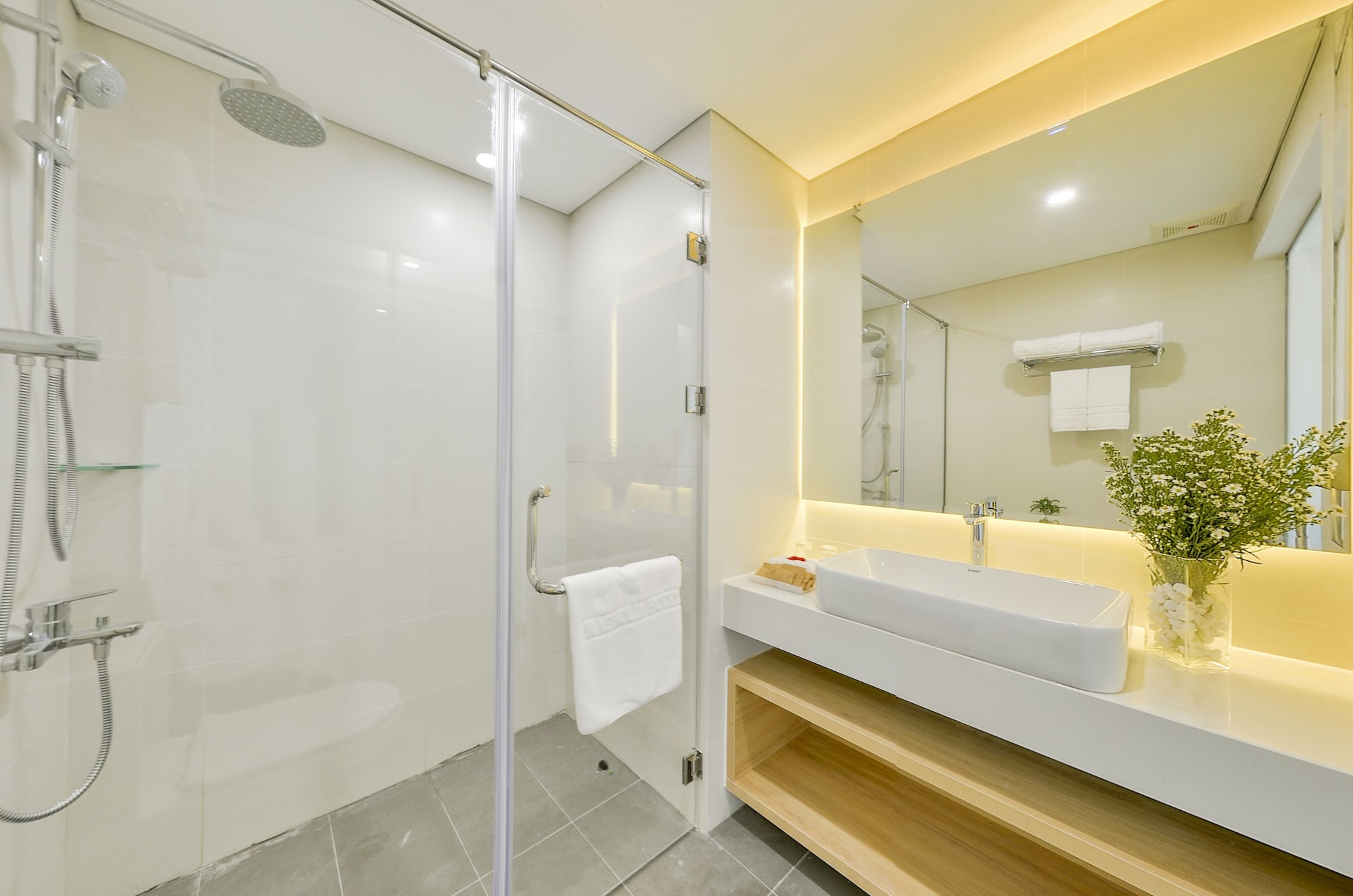 Premier, Residence, Queen Bed, Magnolia Hotel 2/2