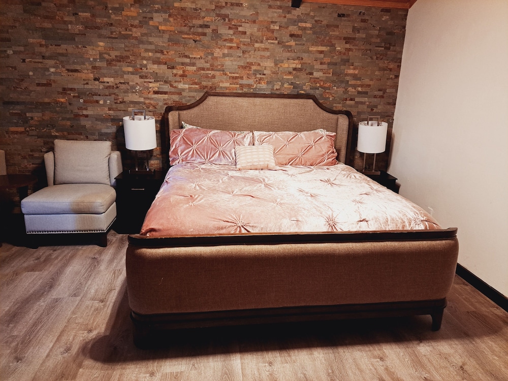DELUXE, SUITE, KING BED, HOT TUB