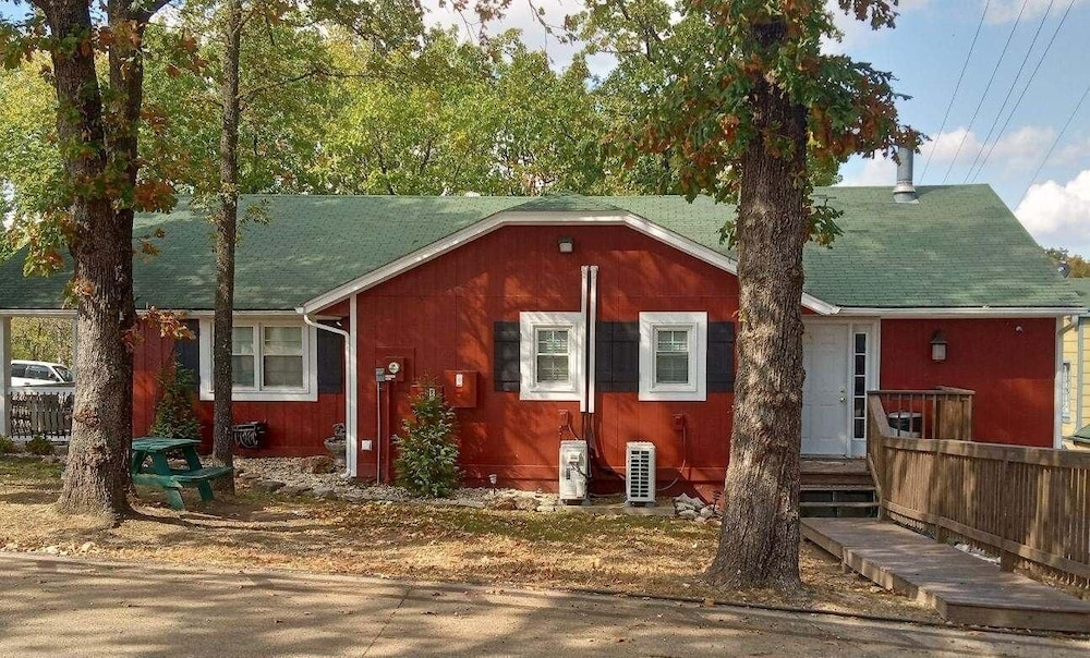 Branson Surrey Inn 4/65