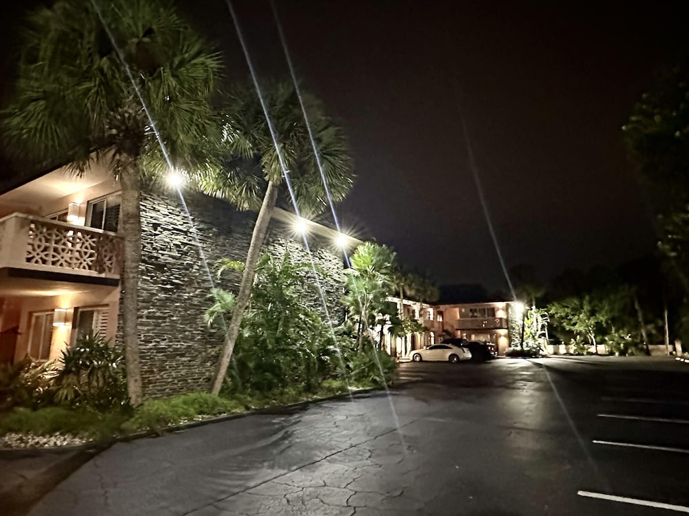 Tahitian Inn Spa 60/64