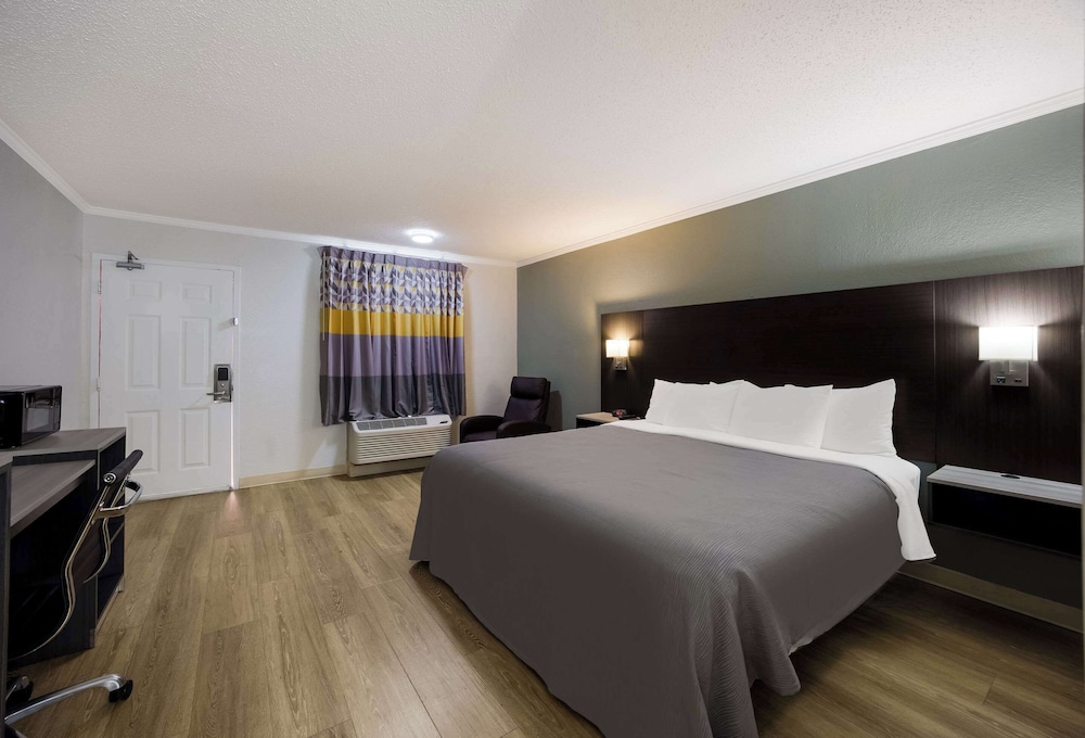 ROOM, KING BED, SMOKING