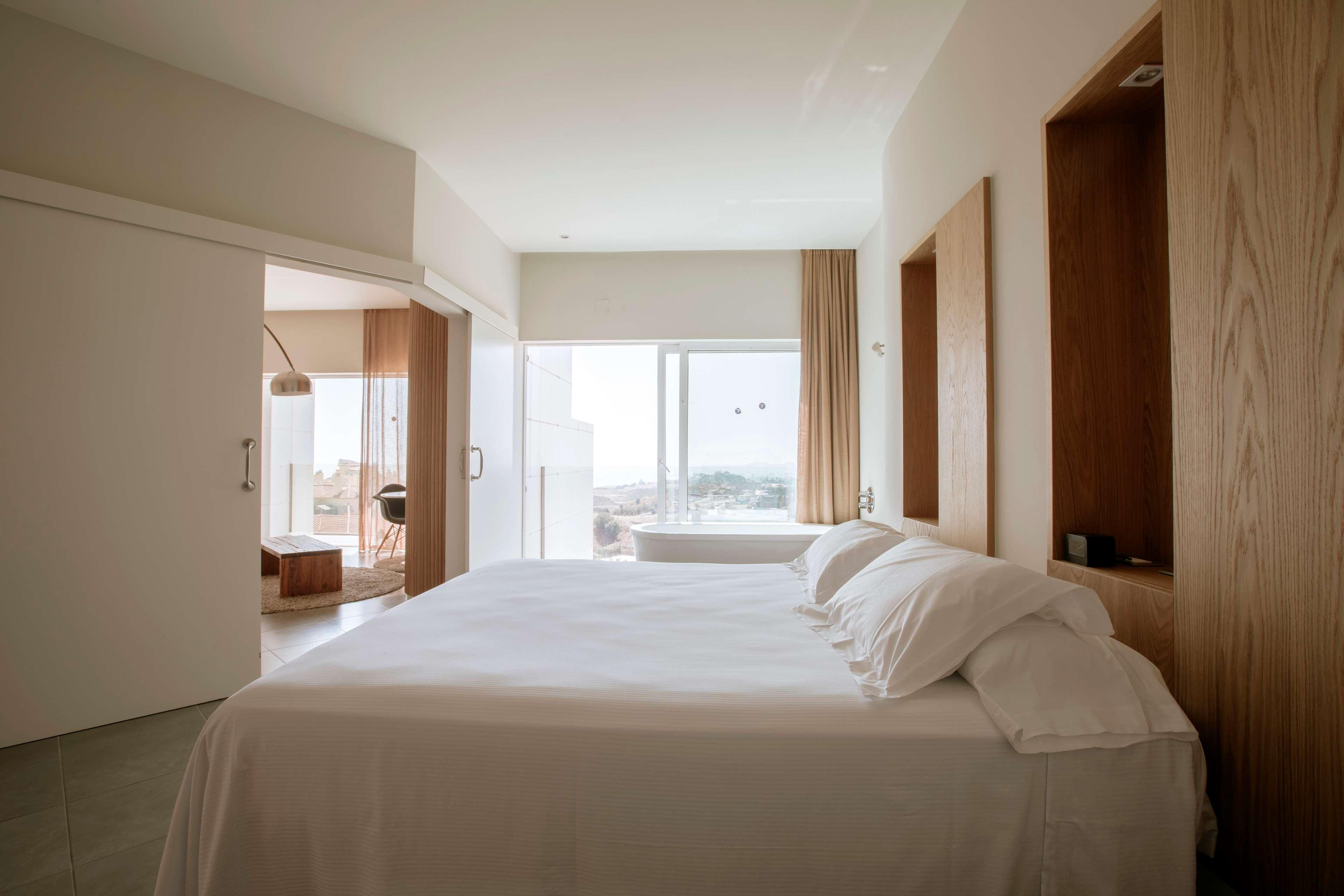 1 BEDROOM, SUITE, KING BED