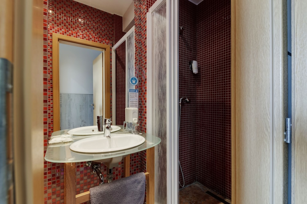 Royal Court Hotel 65/66