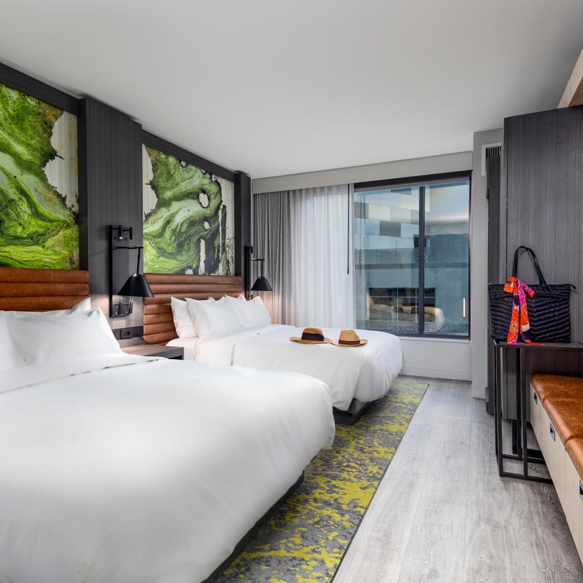 غرفة بسرير كينج وسريرين كوين