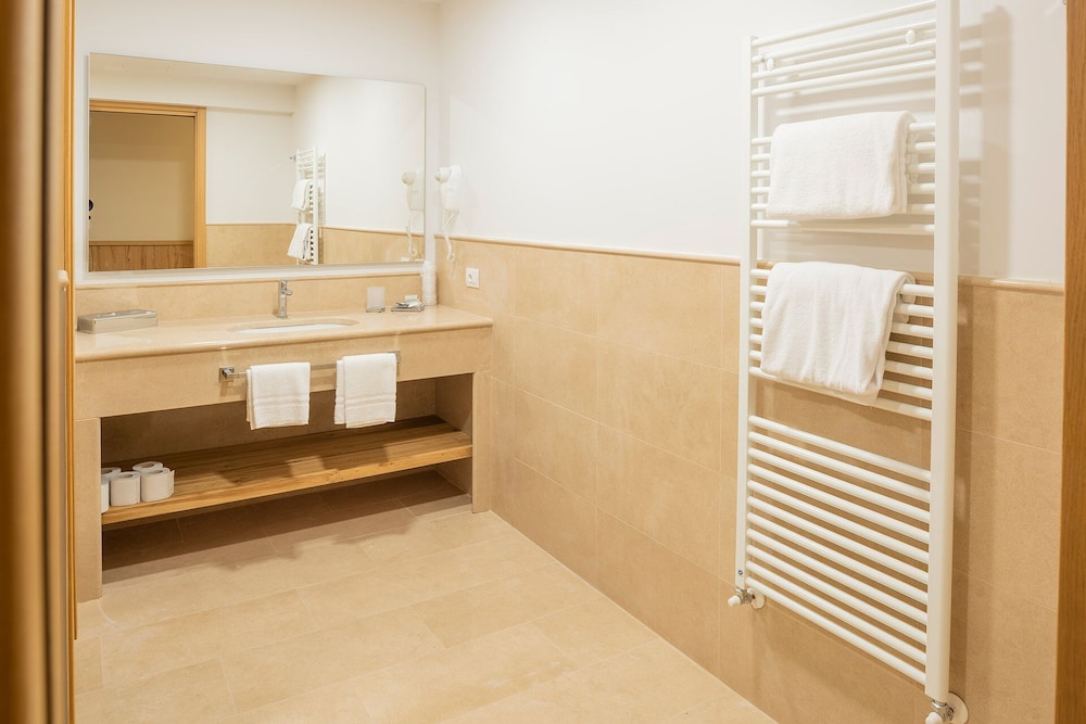 SUITE, SAUNA, INFINITY POOL ACCESS