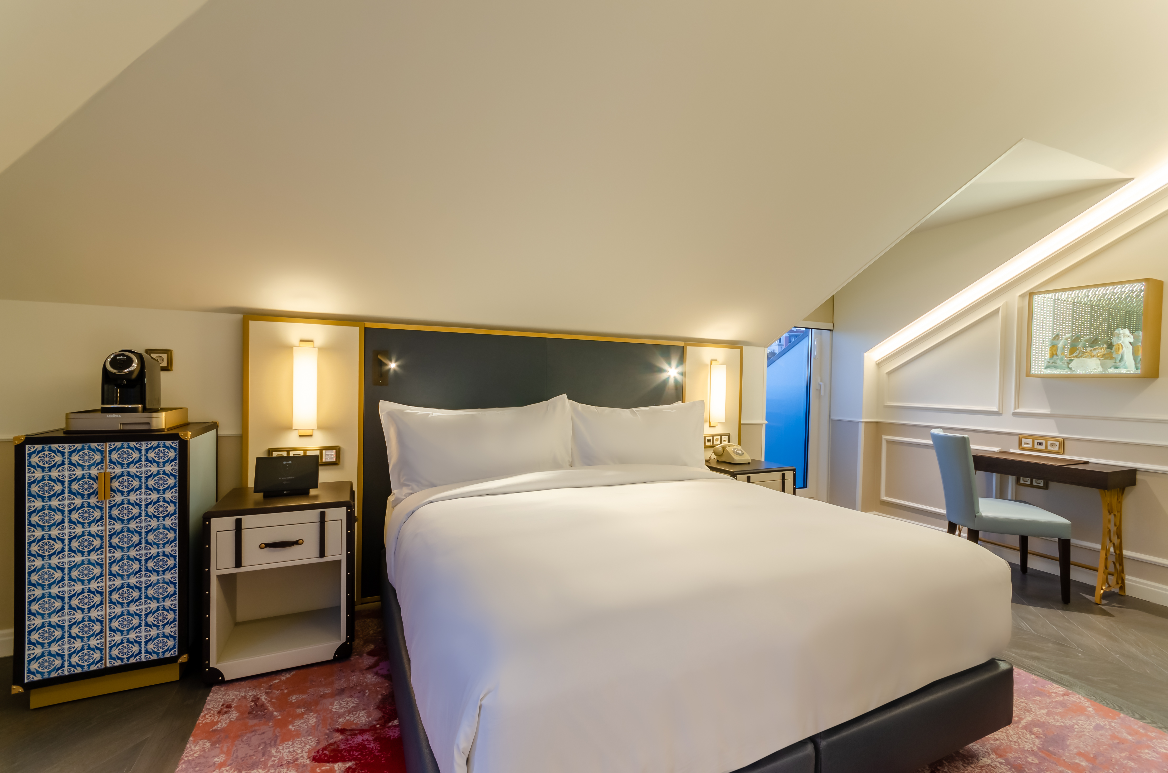 PREMIUM, KING BED, WITH VIEW, BALCONY, CORNER