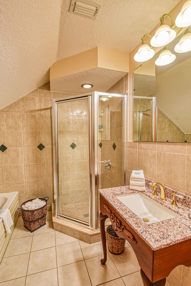 suite, city view