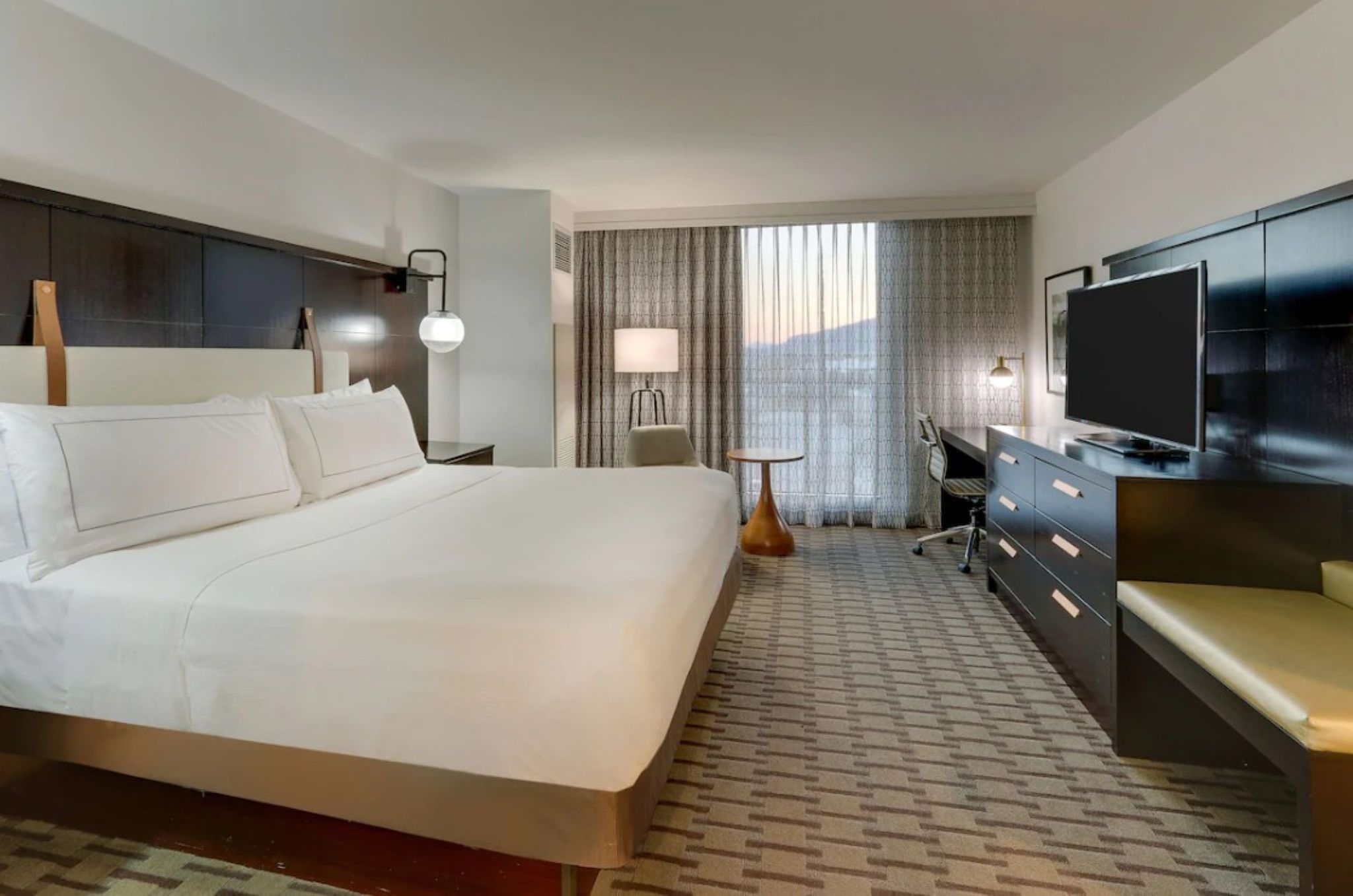 SUITE, KING BED