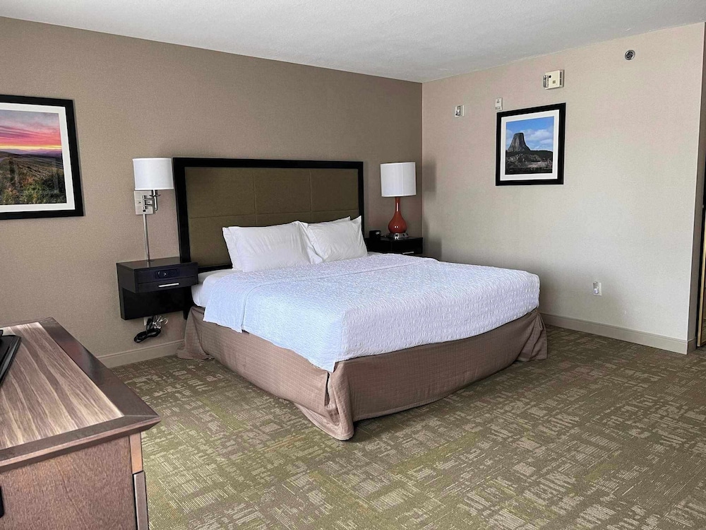 غرفة سوبيريور بسرير كينج مع أريكة لذوي الإعاقة