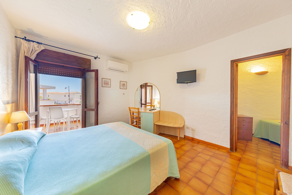 ROOM, QUADRUPLE