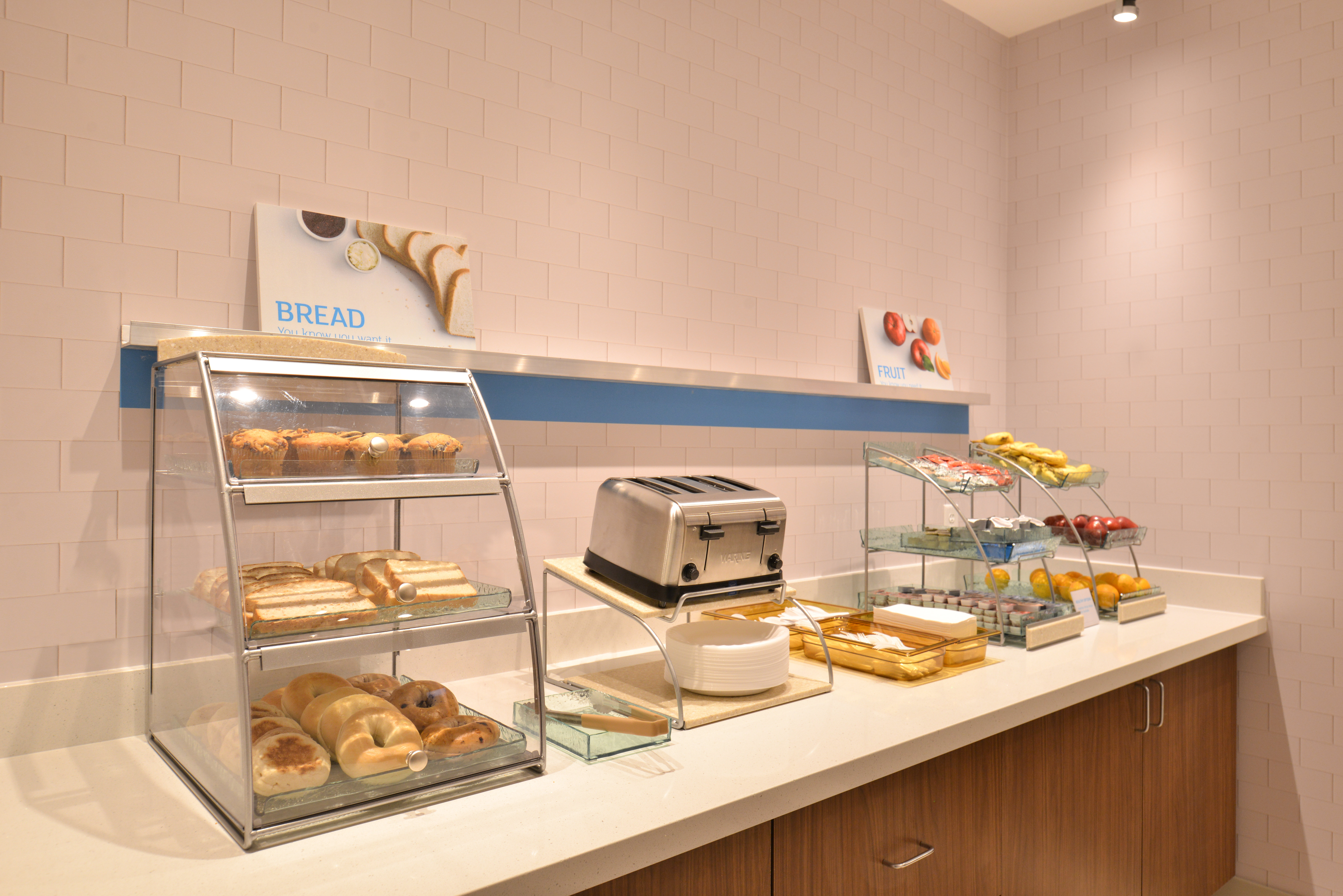 Holiday Inn Express & Suites OMAHA AIRPORT 33/64