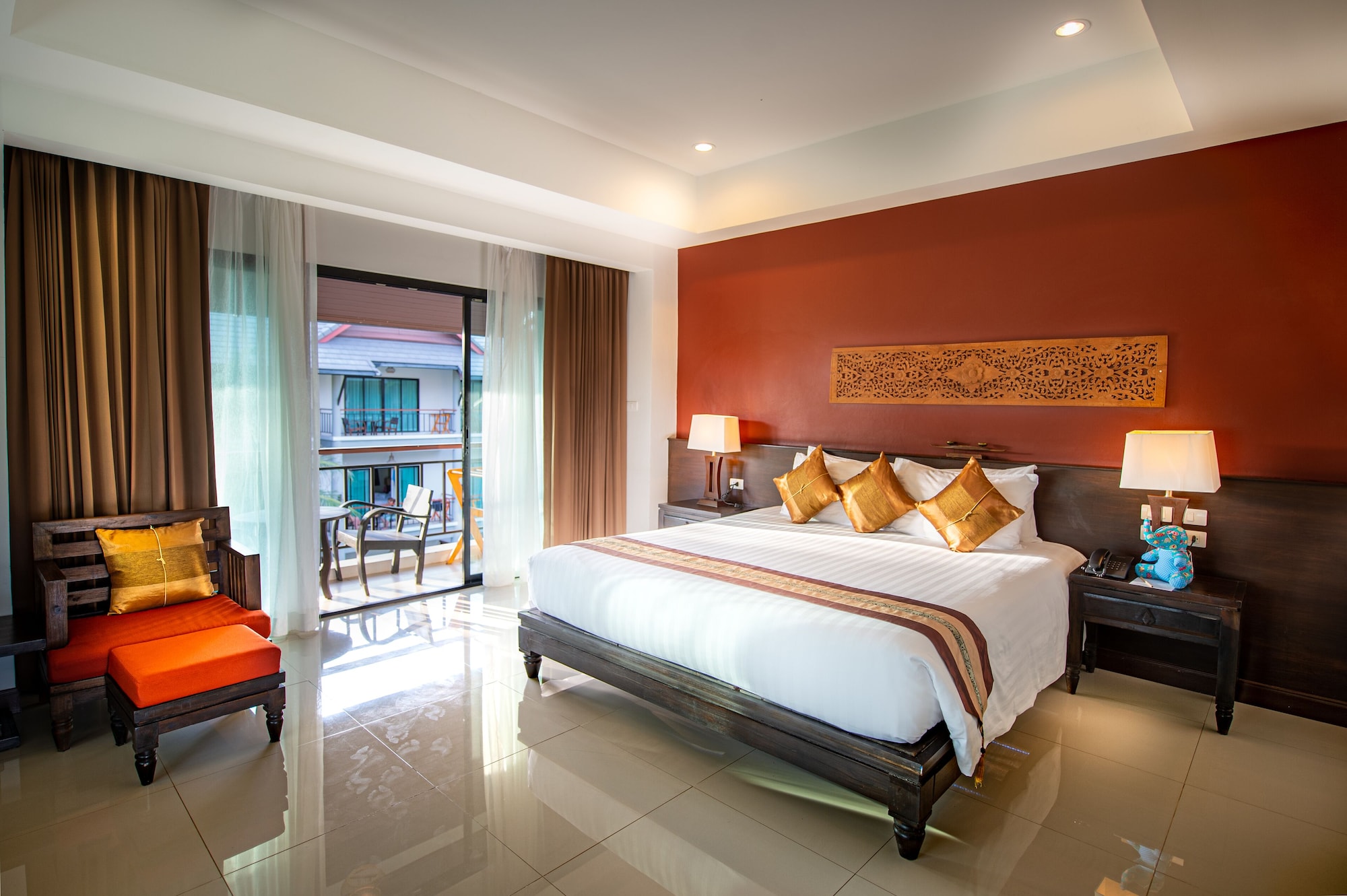 DELUXE, DOUBLE OR TWIN BED