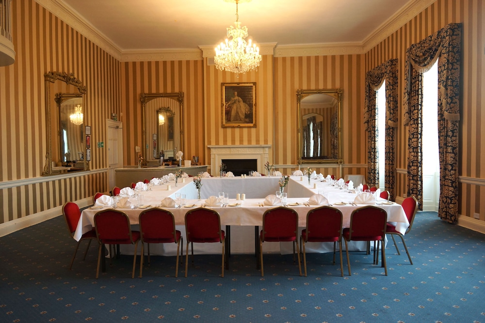 Norfolk Arms Hotel 52/55