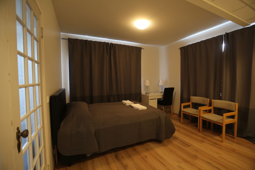 100 Iceland Hotel 12/23
