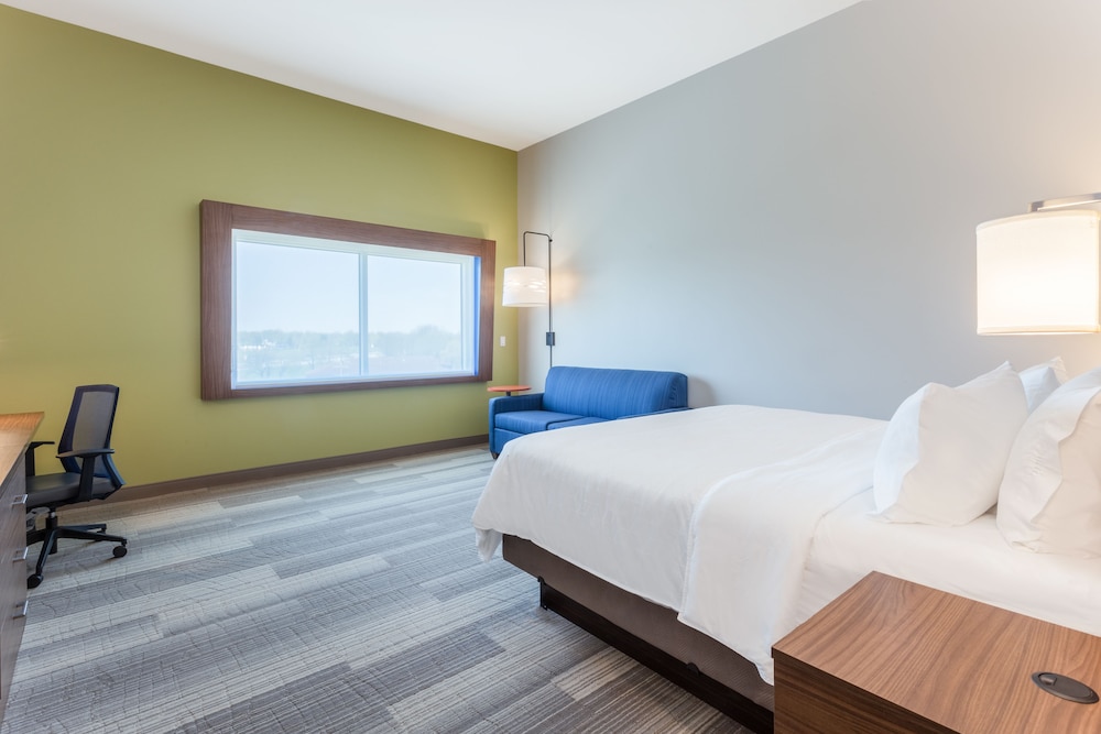 Holiday Inn Express Suites Springfield North 23/60