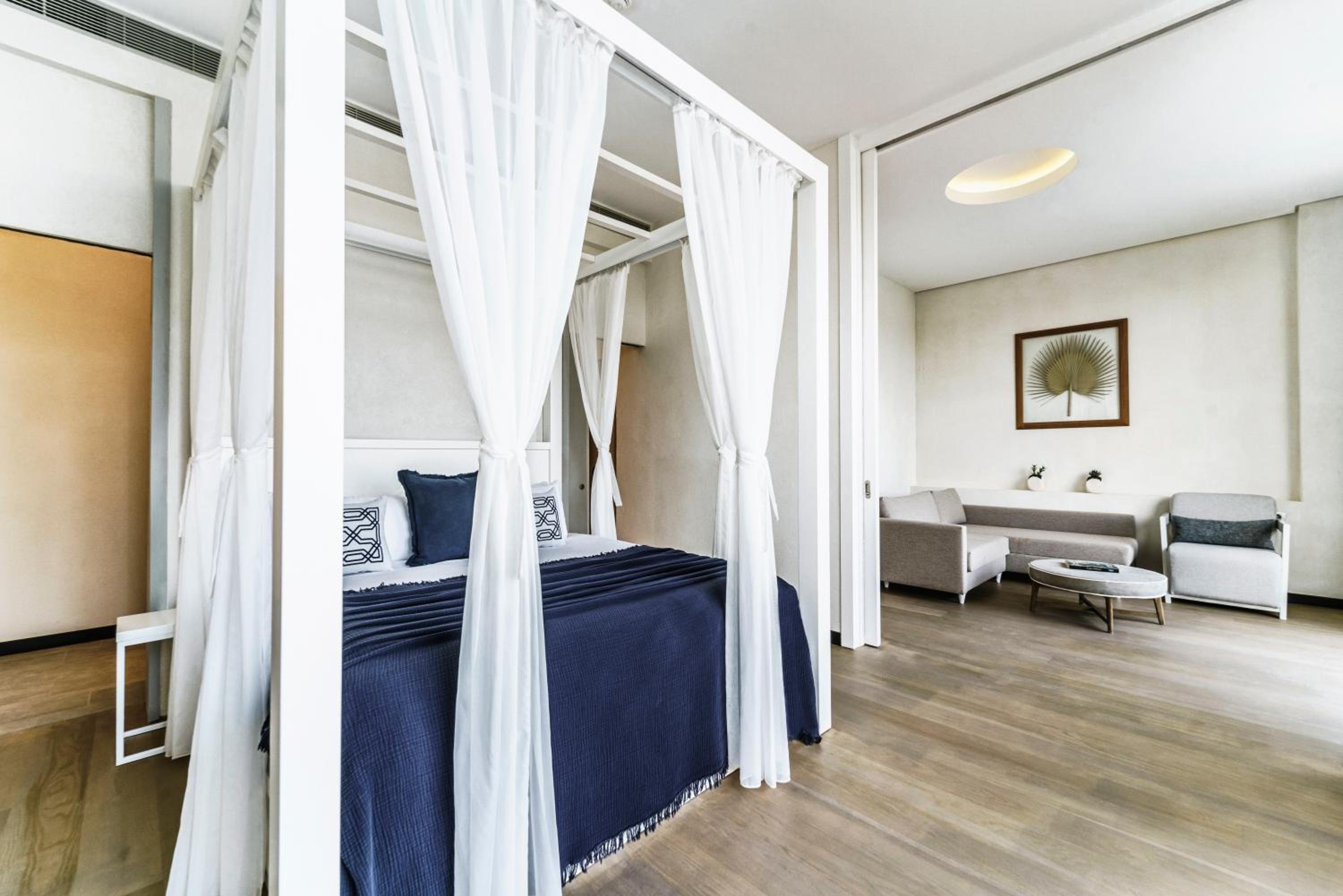Junior Suite, King Bed, Partial Sea View, with Pool