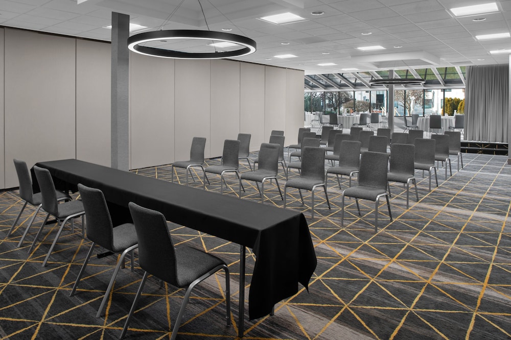 Holiday Inn Hasbrouck Heights Hotel 30/40