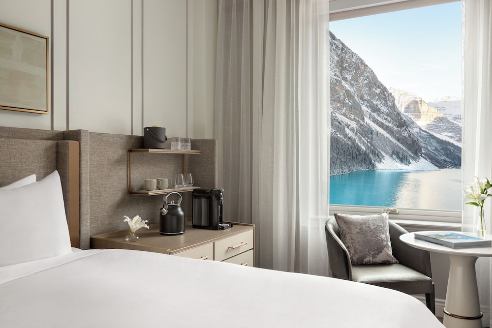 Fairmont, Queen Bed, Lake View, Fairmont Chateau Lake Louise 2/3