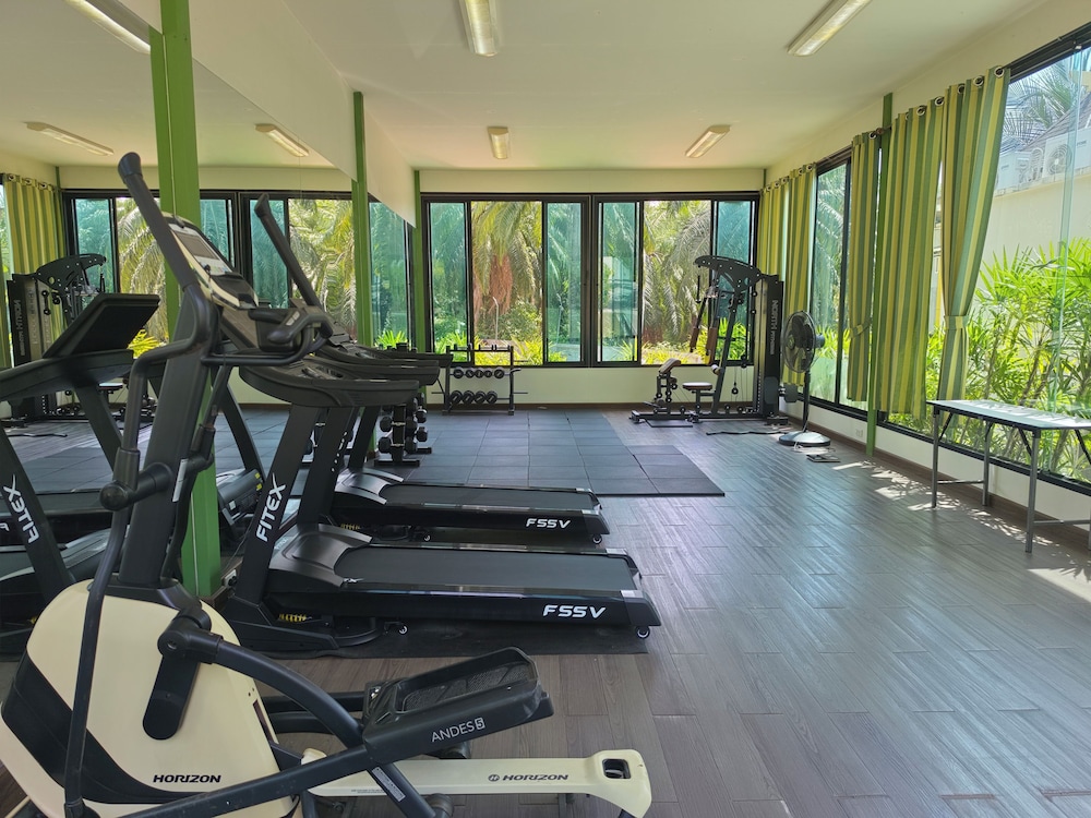 HULA HULA RESORT l truly tropical and fun wellness 61/90