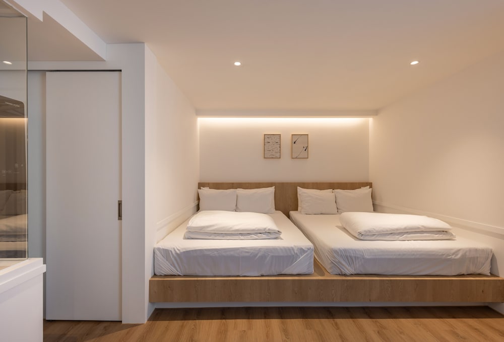 SUITE, 1 DOUBLE AND 1 SINGLE BED