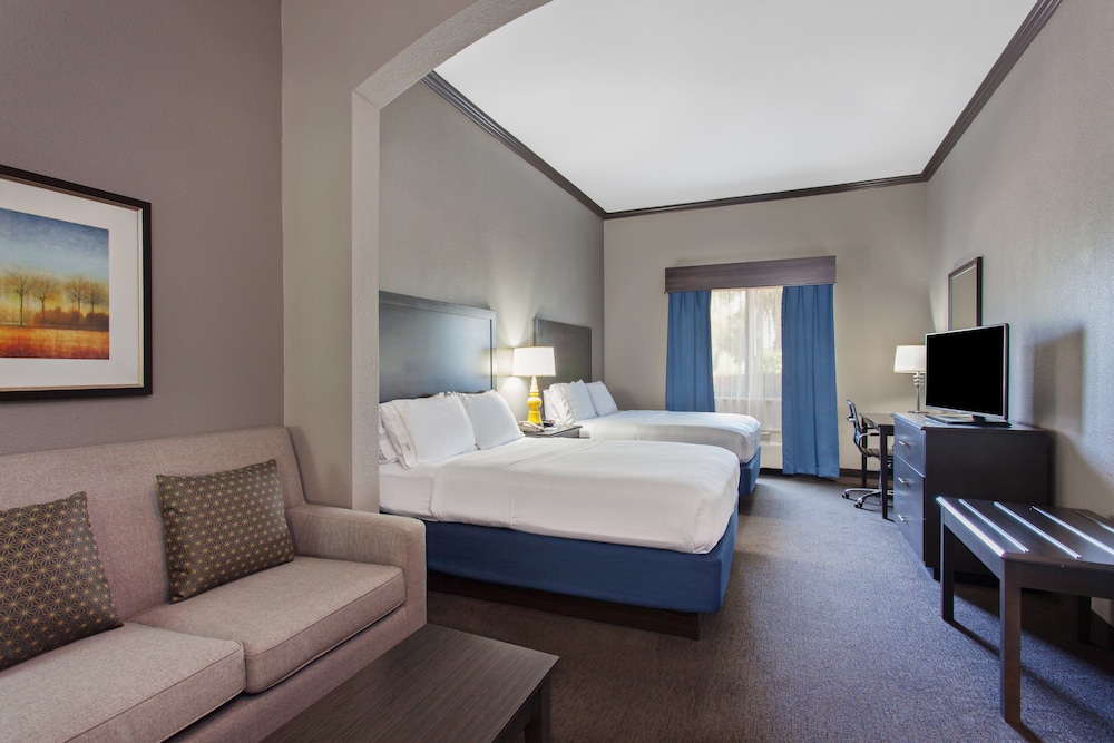 غرفة قياسية بسريرين كوين، Holiday Inn Express Hotel & Suites Wharton 2/3