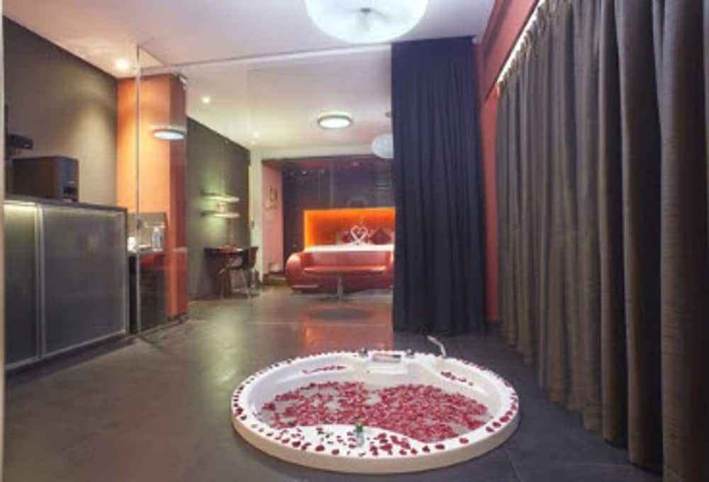 Fahrenheit Hotel 26/50
