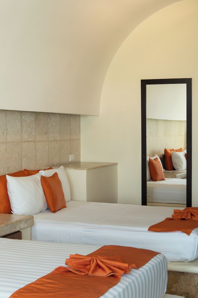 Deluxe, Single, 2 Double Beds