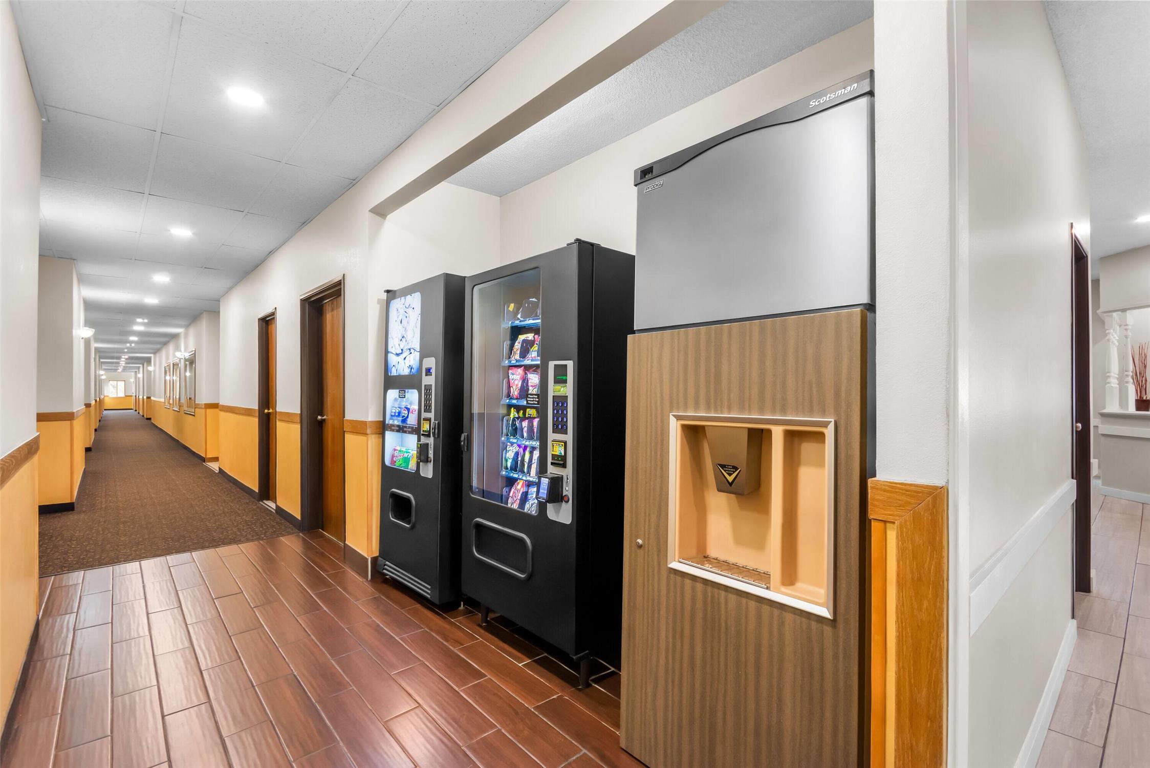 Super 8 by Wyndham Bloomington University Area 11/41