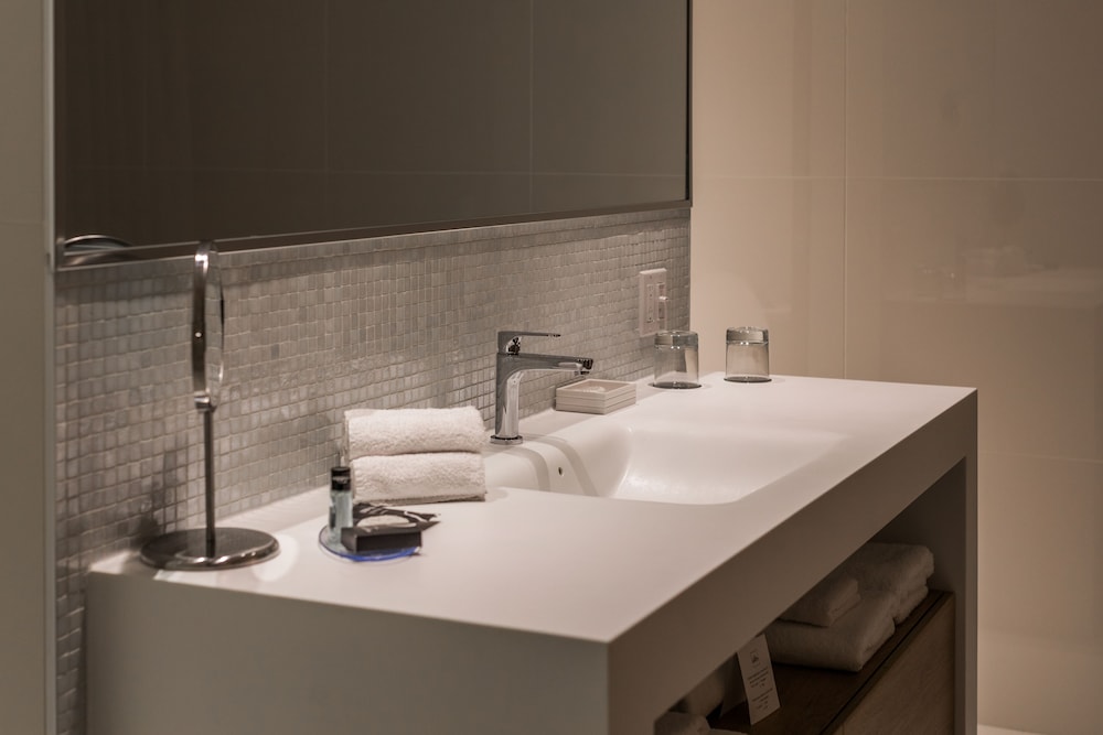 جناح جونيور بسرير كوين بإطلالة على البحيرة لذوي الإعاقة، Hotel du Domaine, an Ascend Collection Hotel 6/6