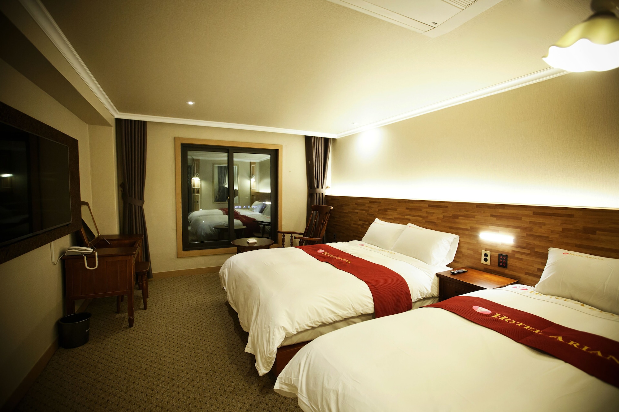 DELUXE, TWIN BEDS