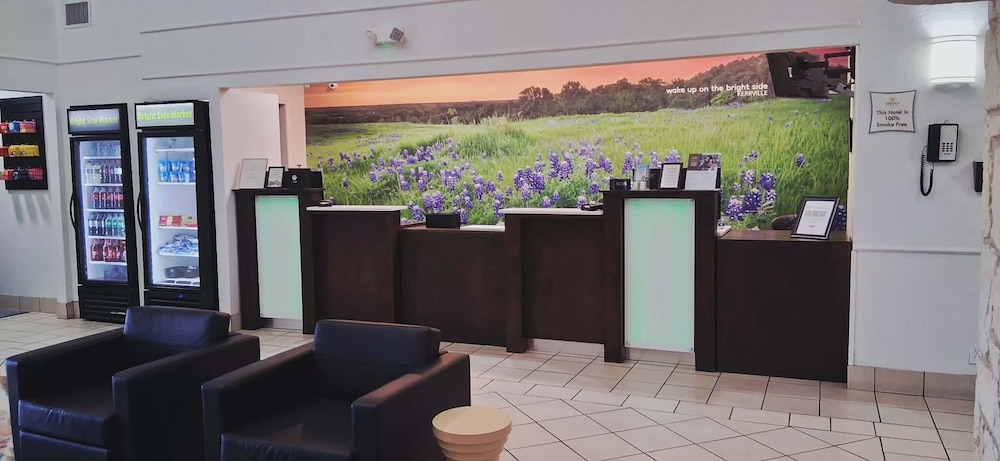 La Quinta Inn & Suites by Wyndham Kerrville 12/61