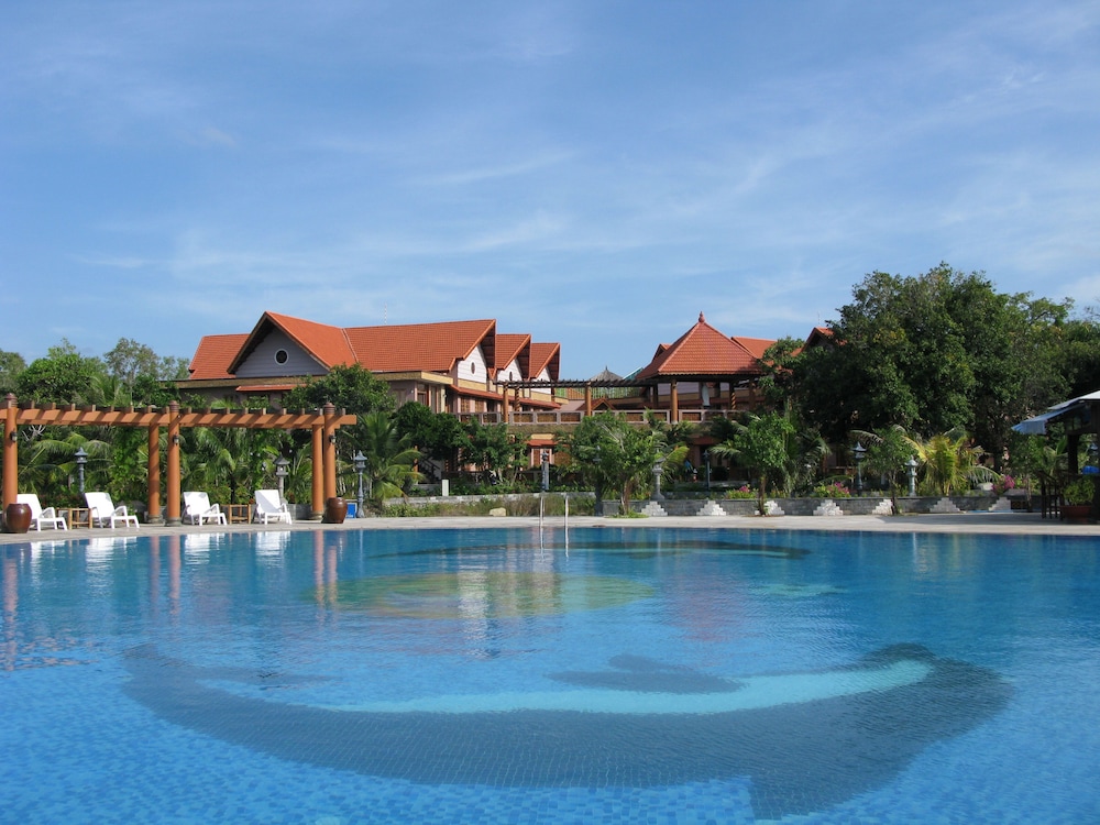 Seava Ho Tram Beach Resort (ex Saigon Ho Coc Beach Seaside Resort and Hotel) 39/40