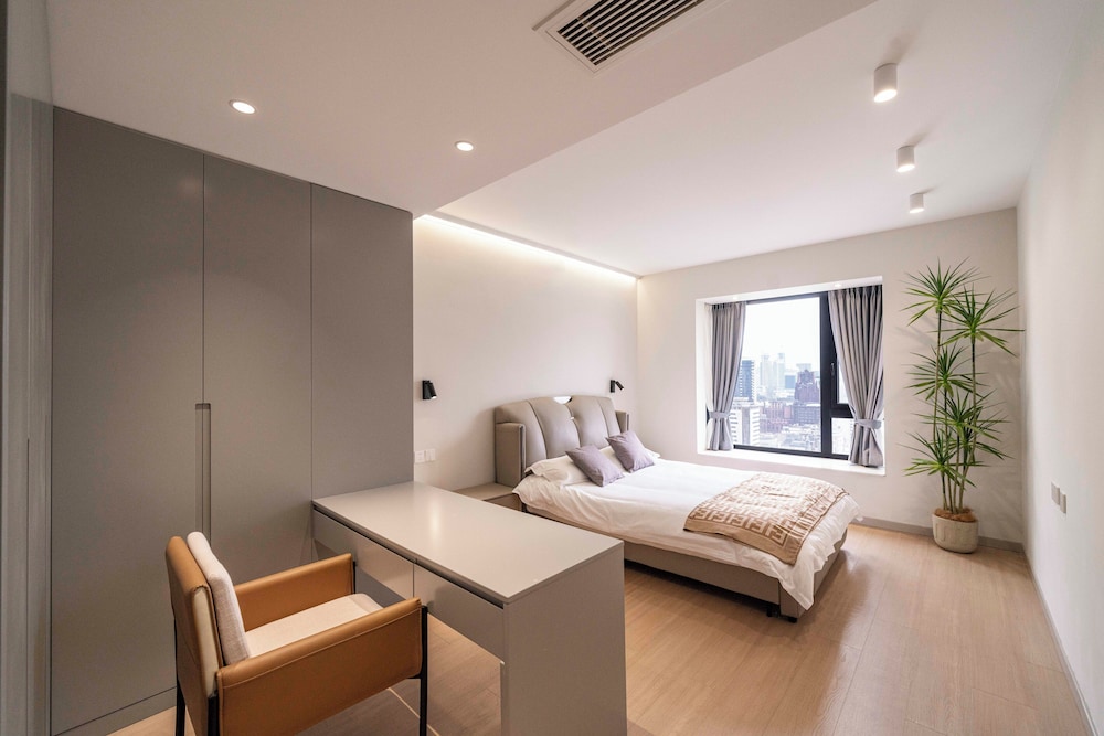 Elite, Apartment, 1 Double and 2 Queen Beds, Book and Bed-People's Square 4/10